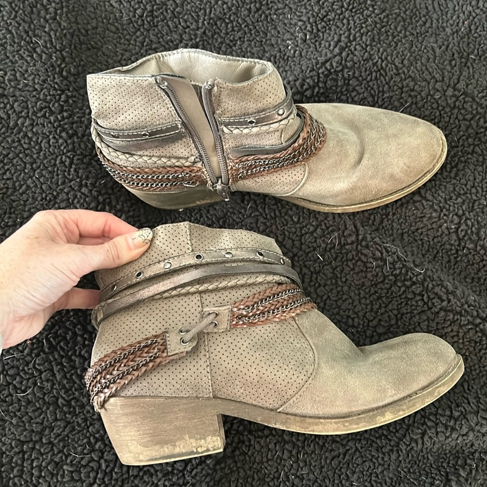 Maurice’s brown boots